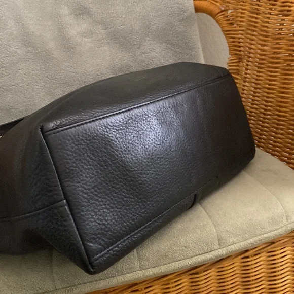 Vince Camino very soft black leather handbag. - Picture 5 of 14